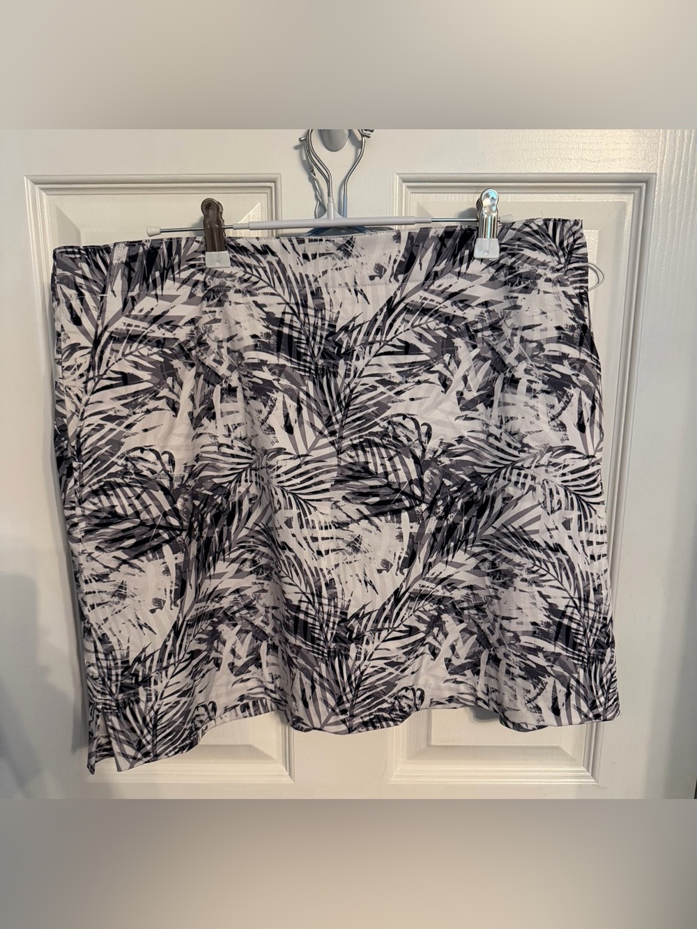Lady Hagen Black & White Palm-Print Skort, size 12.